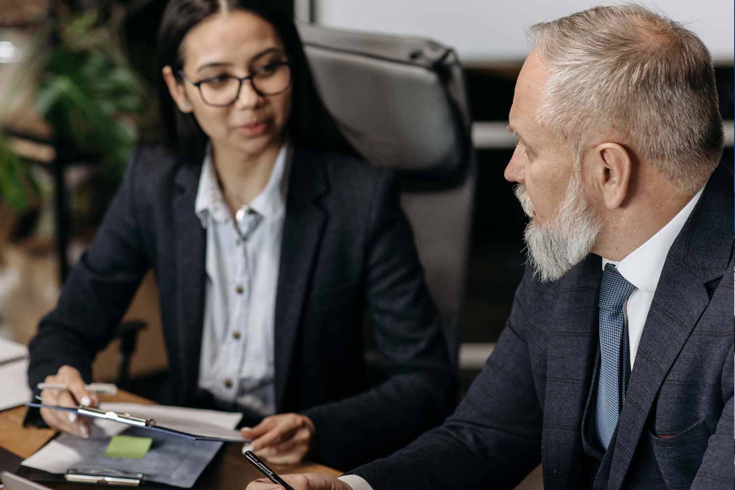 low-bewertung-immobilie-haus-wohnung-verkehrswert-buero-team-berechnung-schreibtisch